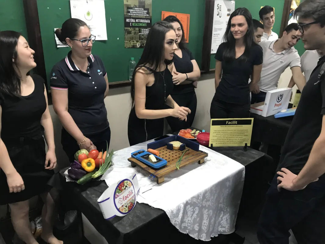 Tábua de corte de alimentos para pessoas com algum tipo de deficiência motora: praticidade e segurança 