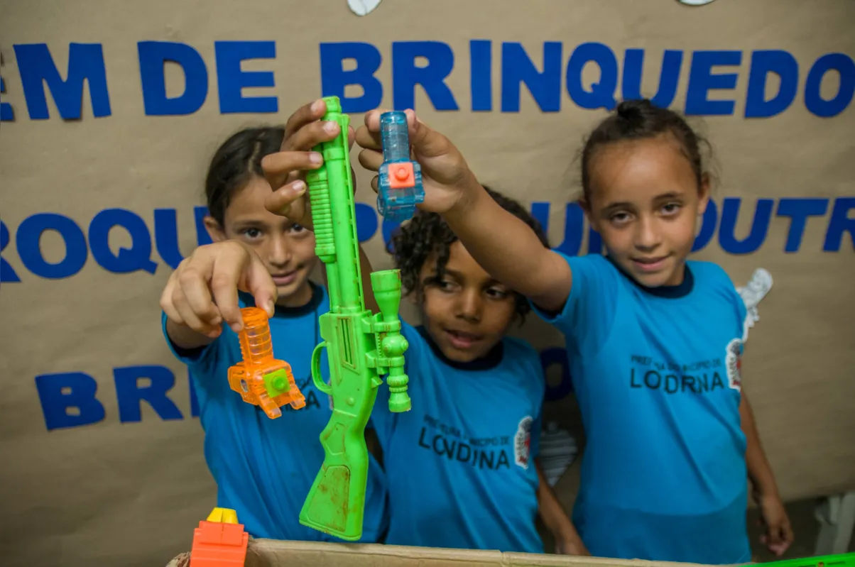 Em apenas um dia foram recolhidos mais de 100 itens; cada arma vale um brinquedo e os meninos e meninas podem escolher aquele de sua preferência 