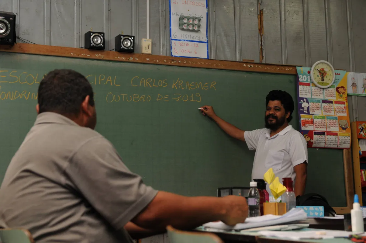  "Ser professor hoje é estar comprometido com a transformação. É acreditar que todos têm direito à educação”, ressalta Carlos Roberto de Oliveira 