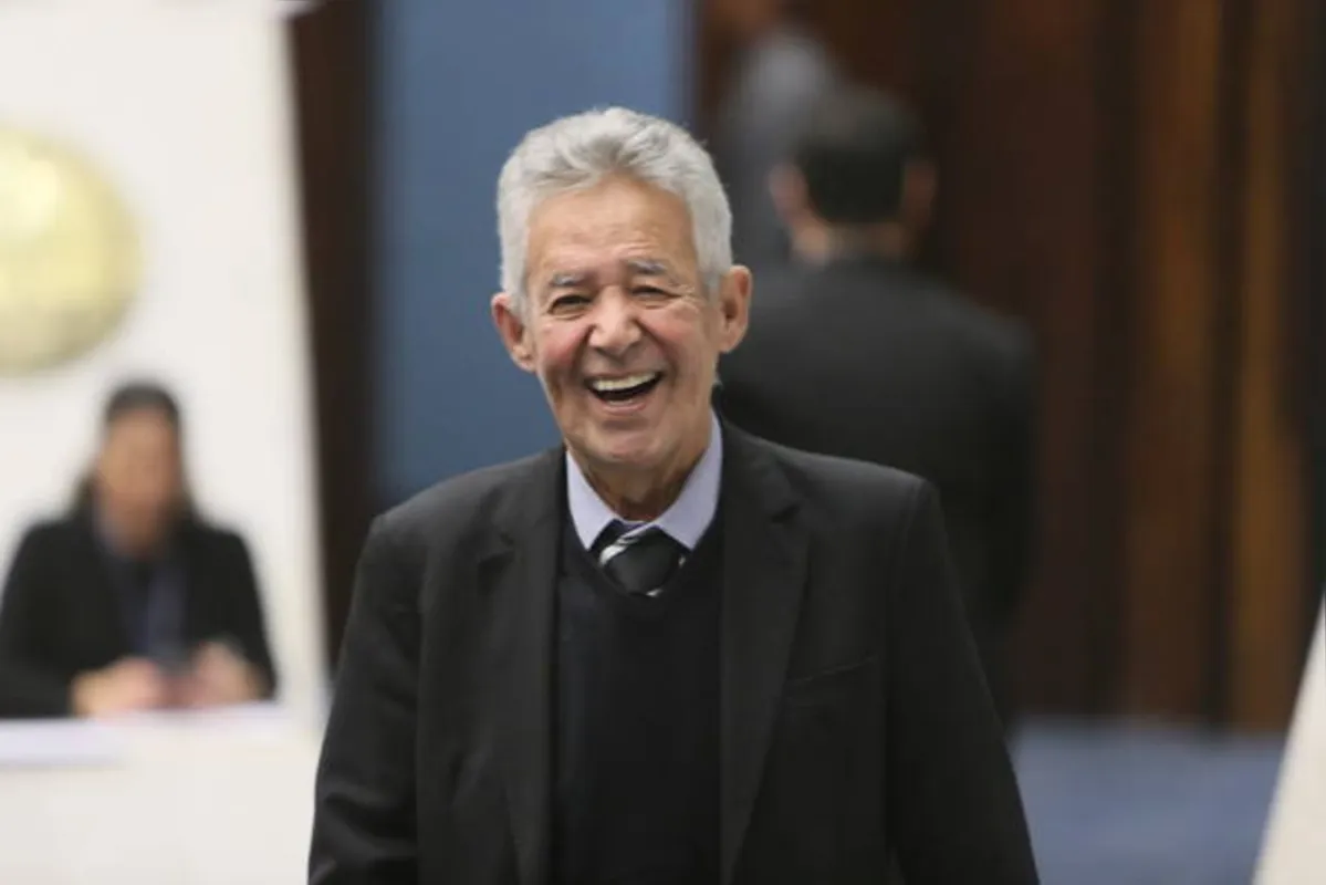 Imagem ilustrativa da imagem Após repercussão, deputado nega ter criticado salário 11 vezes maior que a média do paranaense