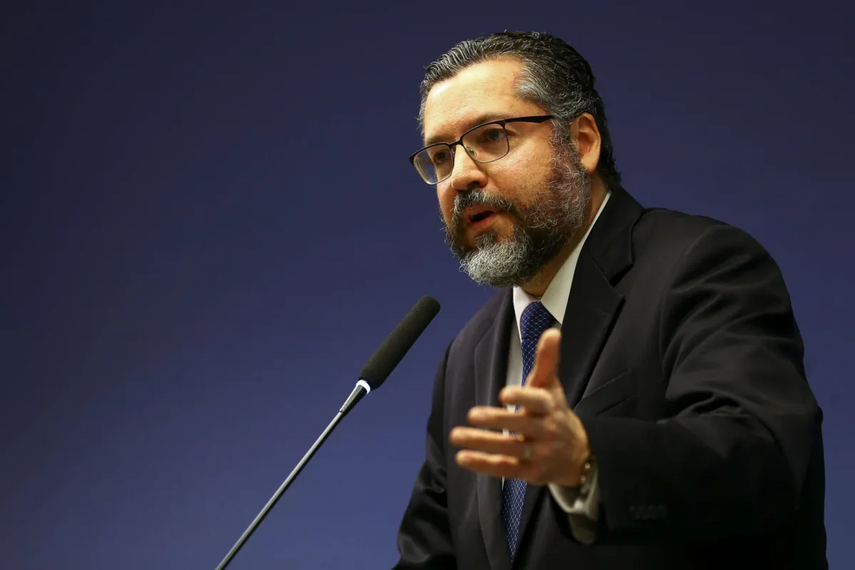 Ernesto Araújo defende “apenas ações diplomáticas” contra o regime do ditador Nicolás Maduro    