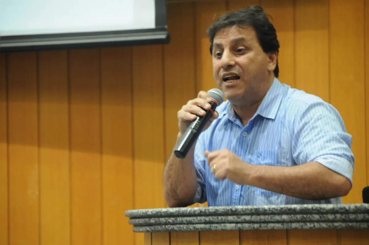 Jamil Janene (PP) discursa com a camisa molhada em audiência pública na Câmara de Londrina