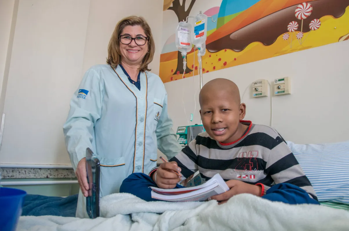 Lucineia Terra, com Alessandro Masieiro Oliveira, paciente do Hospital do Câncer:"Respeitamos muito a situação do aluno; se não está bem, não tem como aprender. Trabalhamos o lado emocional"