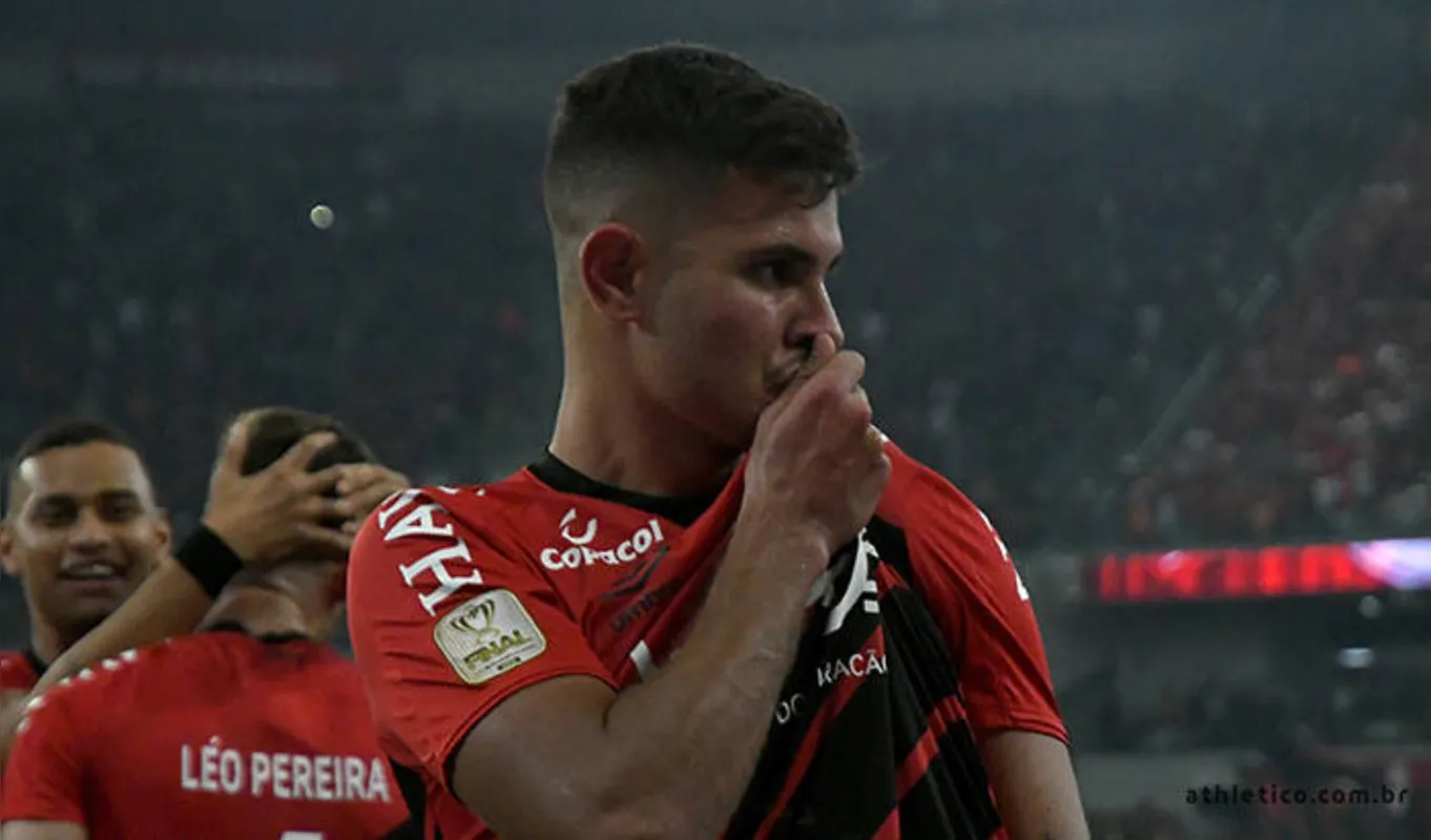 Imagem ilustrativa da imagem Athletico-PR faz 1 a 0 no Inter e abre vantagem na final da Copa do Brasil