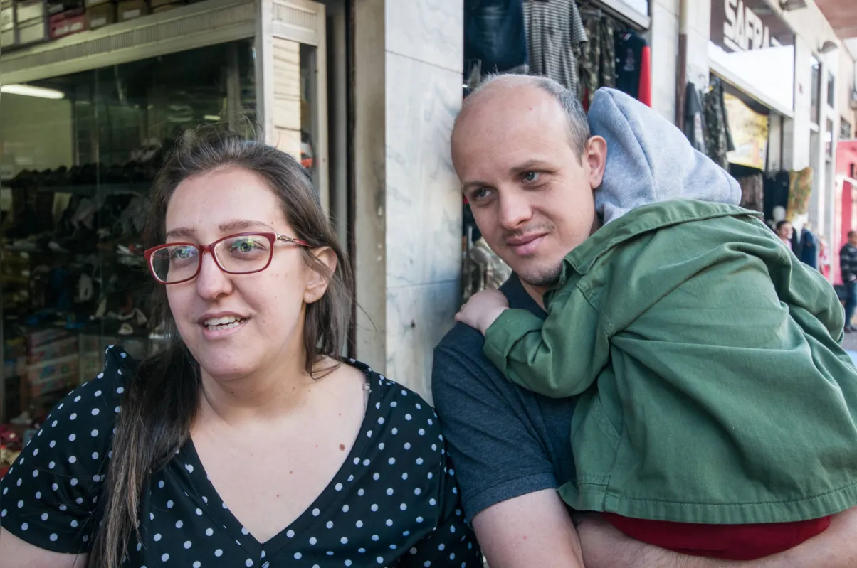 O casal Ana Carolina Magalhães e Luís Fernando Giacomelli aproveitou para fazer compras
