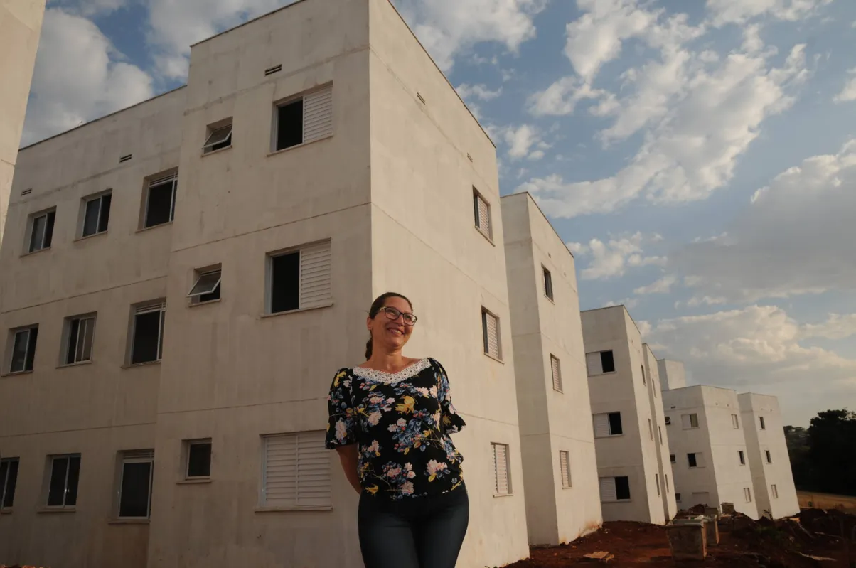 A zeladora Marinete de Souza, 44, espera pela finalização do apartamento de 50 m2, no condomínio Village, zona norte de Londrina