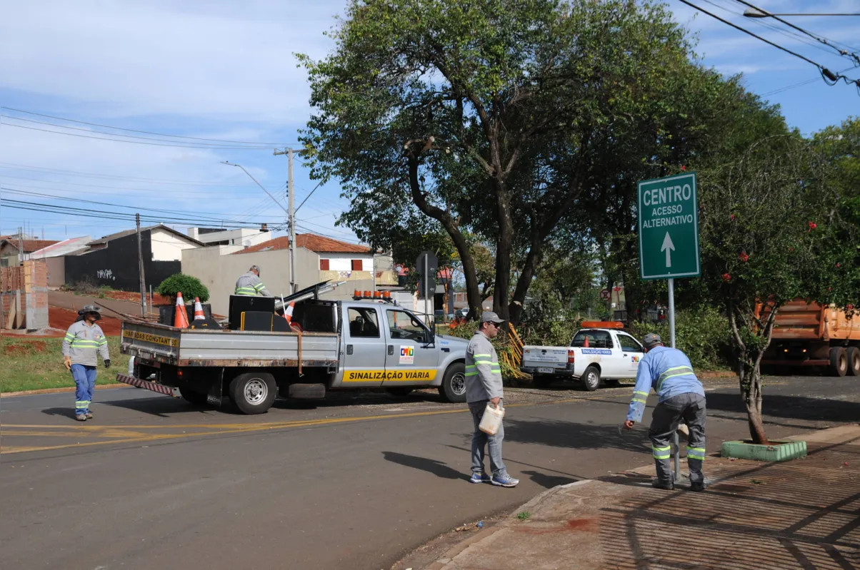 Servidores da CMTU instalam placas indicando as mudanças; trecho que será interditado tem 400 metros 