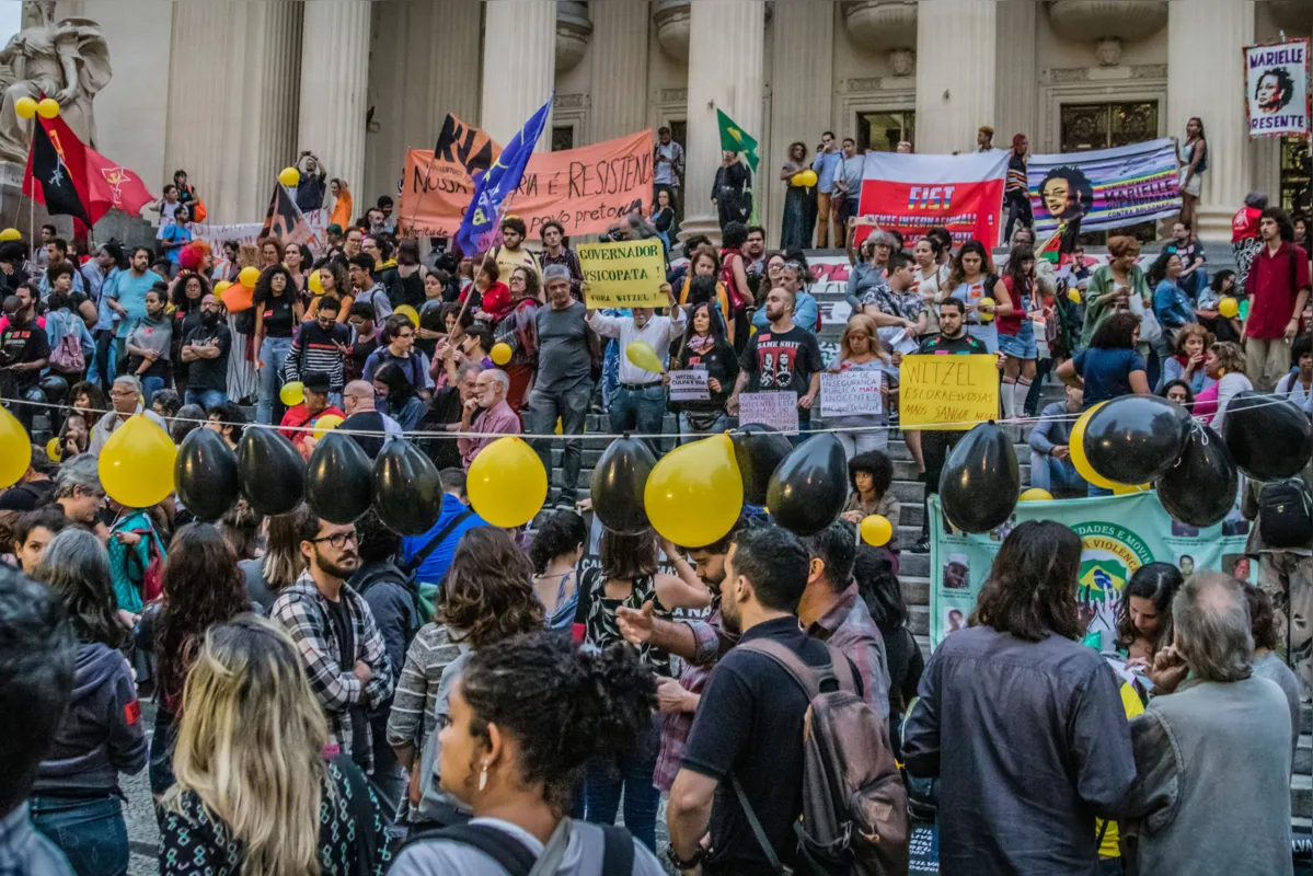  Parentes de Ágatha Félix se juntaram a integrantes de movimentos sociais em manifestação nas escadarias da Assembleia Legislativa do Rio 