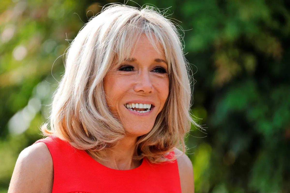 "Queria dizer, já que vejo câmeras aqui, duas palavras aos brasileiros e às brasileiras em português: muito obrigada" Brigitte Macron após viralização da #DesculpaBrigitte nas redes sociais