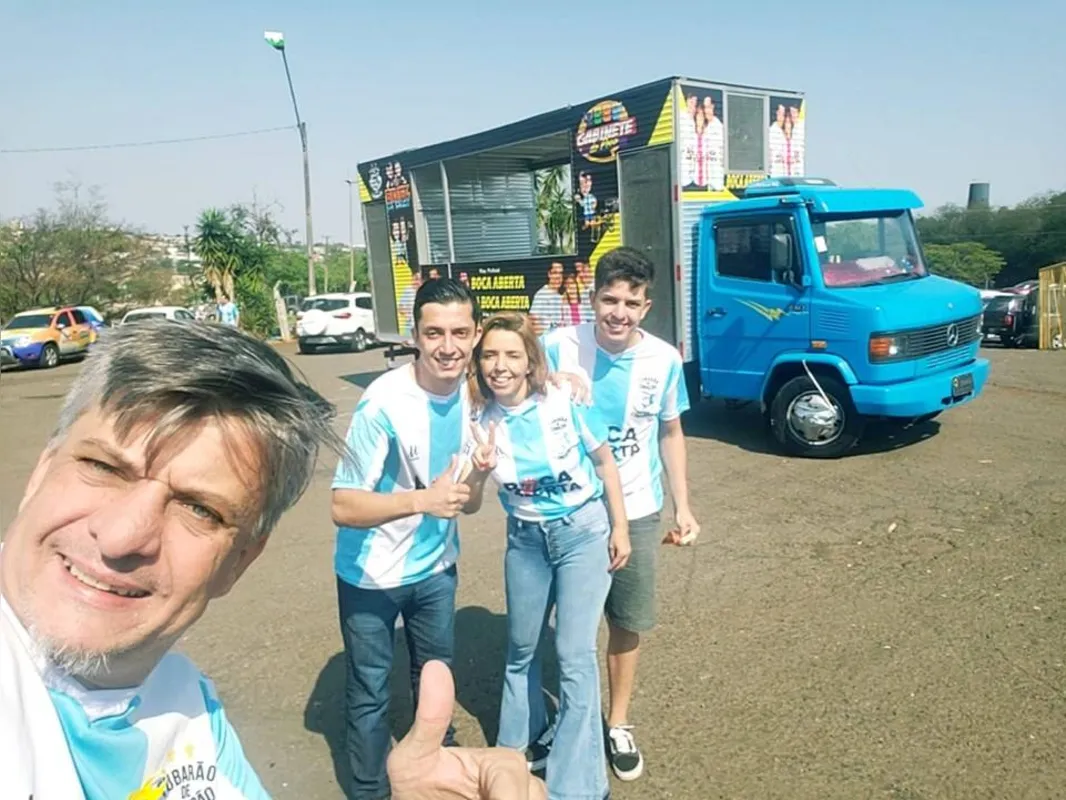 Deputado Boca Aberta e sua família com 'Fred Kruhger' ao fundo, em frente ao Estádio do Café