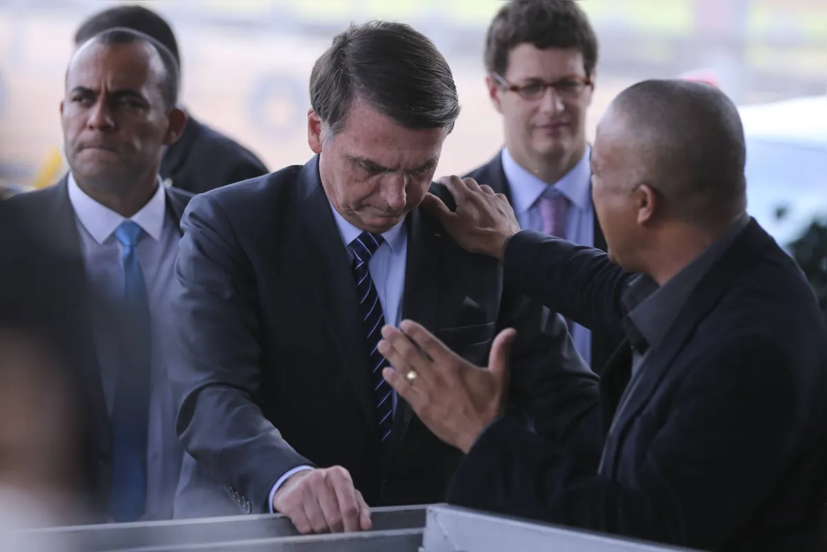 Imagem ilustrativa da imagem Bolsonaro pede para apoiador esquecer o PSL e diz que Bivar está 'queimado'