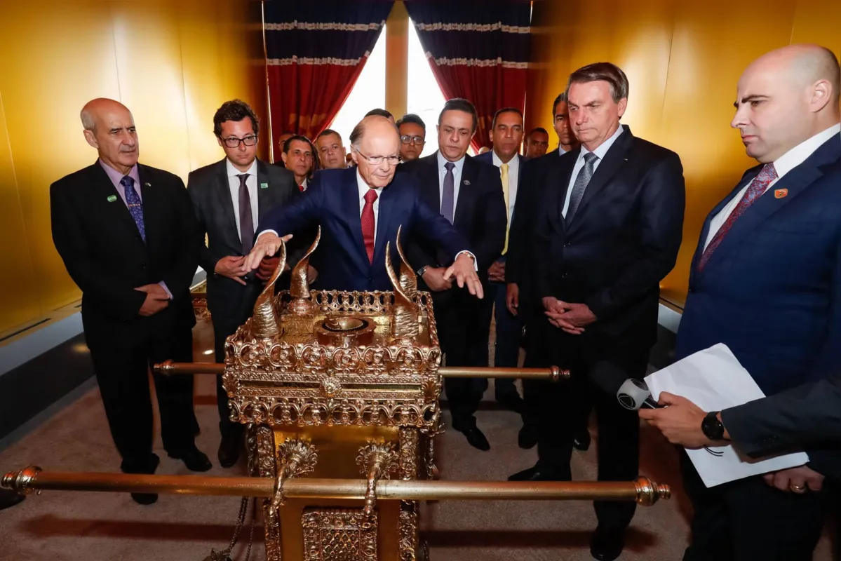 Imagem ilustrativa da imagem Bolsonaro recebe unção de Edir Macedo e bispo diz que presidente "vai arrebentar"