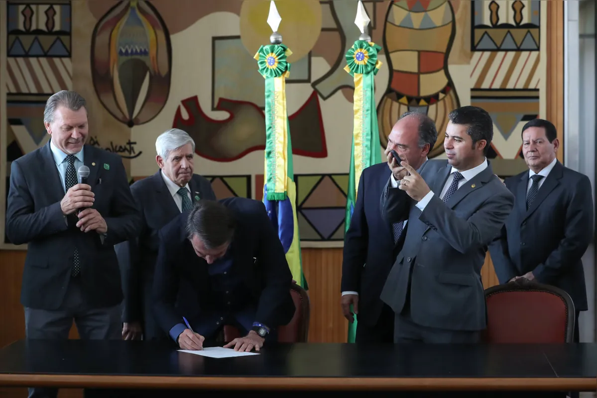 Imagem ilustrativa da imagem Bolsonaro sanciona lei que amplia posse de arma de fogo na área rural