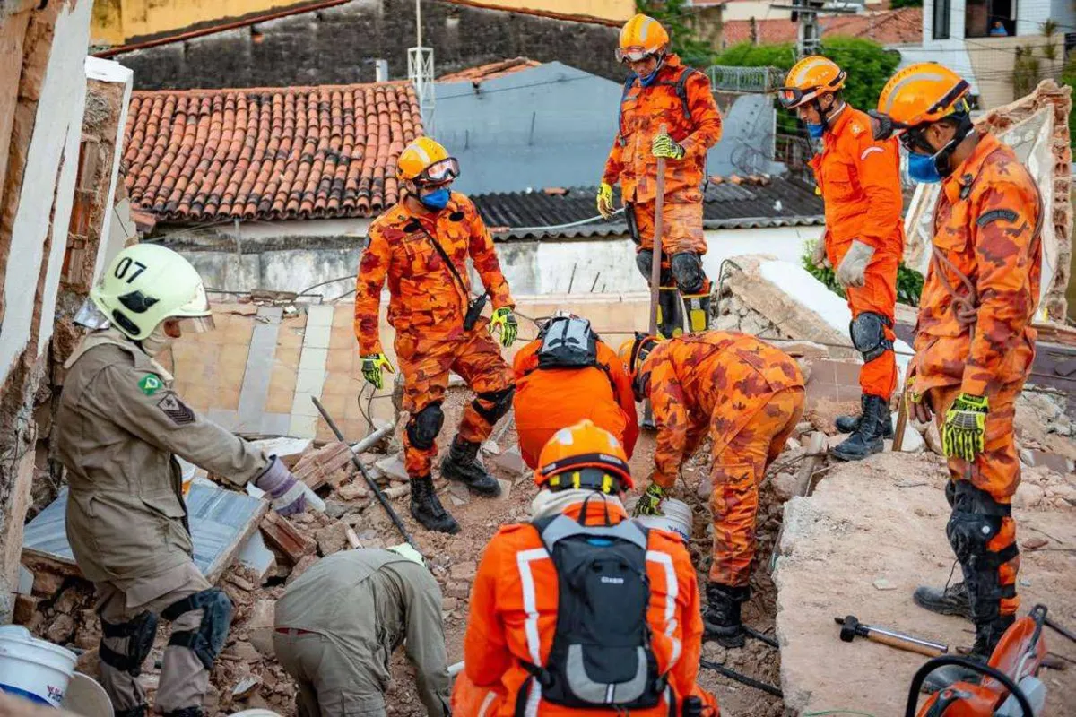 Imagem ilustrativa da imagem Bombeiros confirmam sétima morte em desabamento em Fortaleza