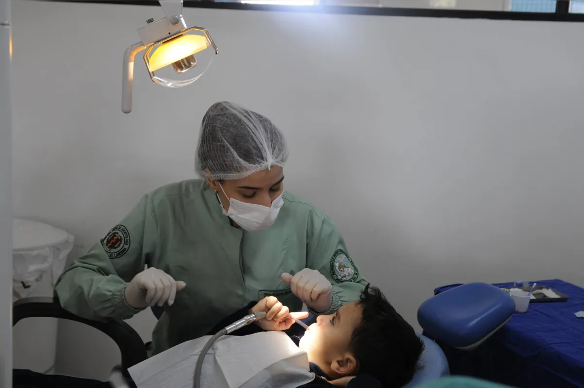 Em meio a uma gama de fatores que pode levar à criança ao estresse,  o dentista precisa ter um olhar macro sobre o bruxismo
