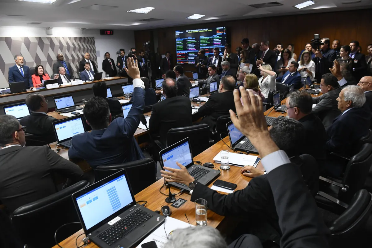 Por 18 votos a 7, a comissão de Constituição e Justiça aprovou o texto principal  e também deu aval à chamada PEC paralela, que insere Estados e municípios na reforma