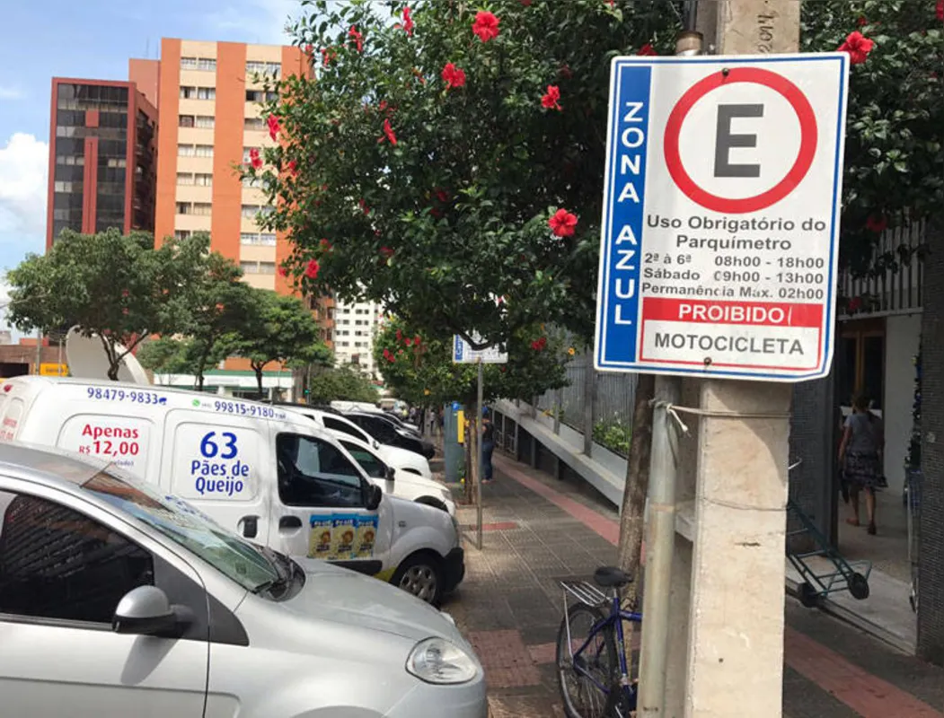 Imagem ilustrativa da imagem Cai número de multas para motoristas que não pagam Zona Azul em Londrina