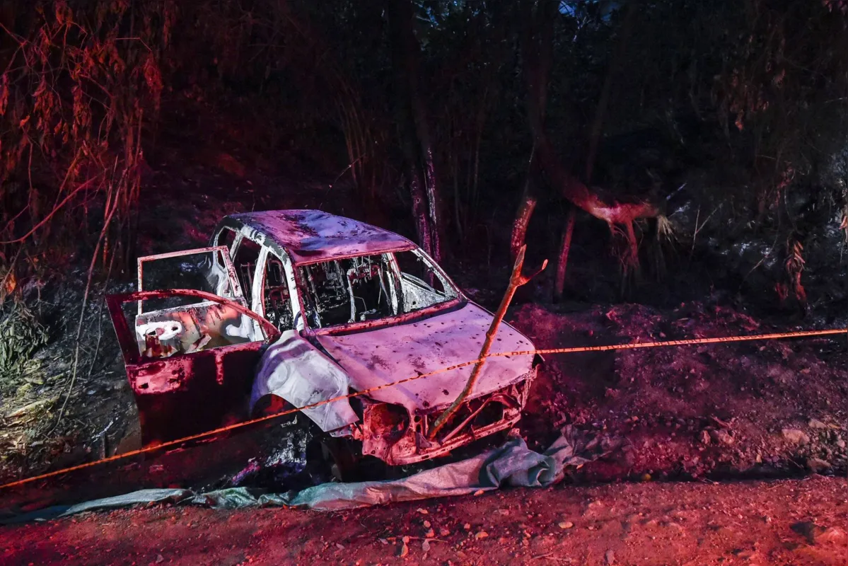 Veículo blindado no qual viajava Karina García, candidata à prefeitura do município de Suárez , foi atacado e incendiado