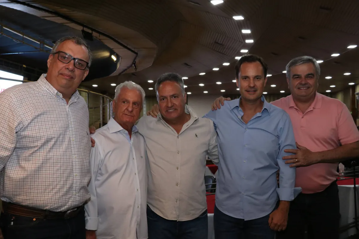 O leiloeiro Vitor, o anfitrião do remate, Claiton Lopes de Paula, Alexandre Turquino e o empresário Cássio Toténe     