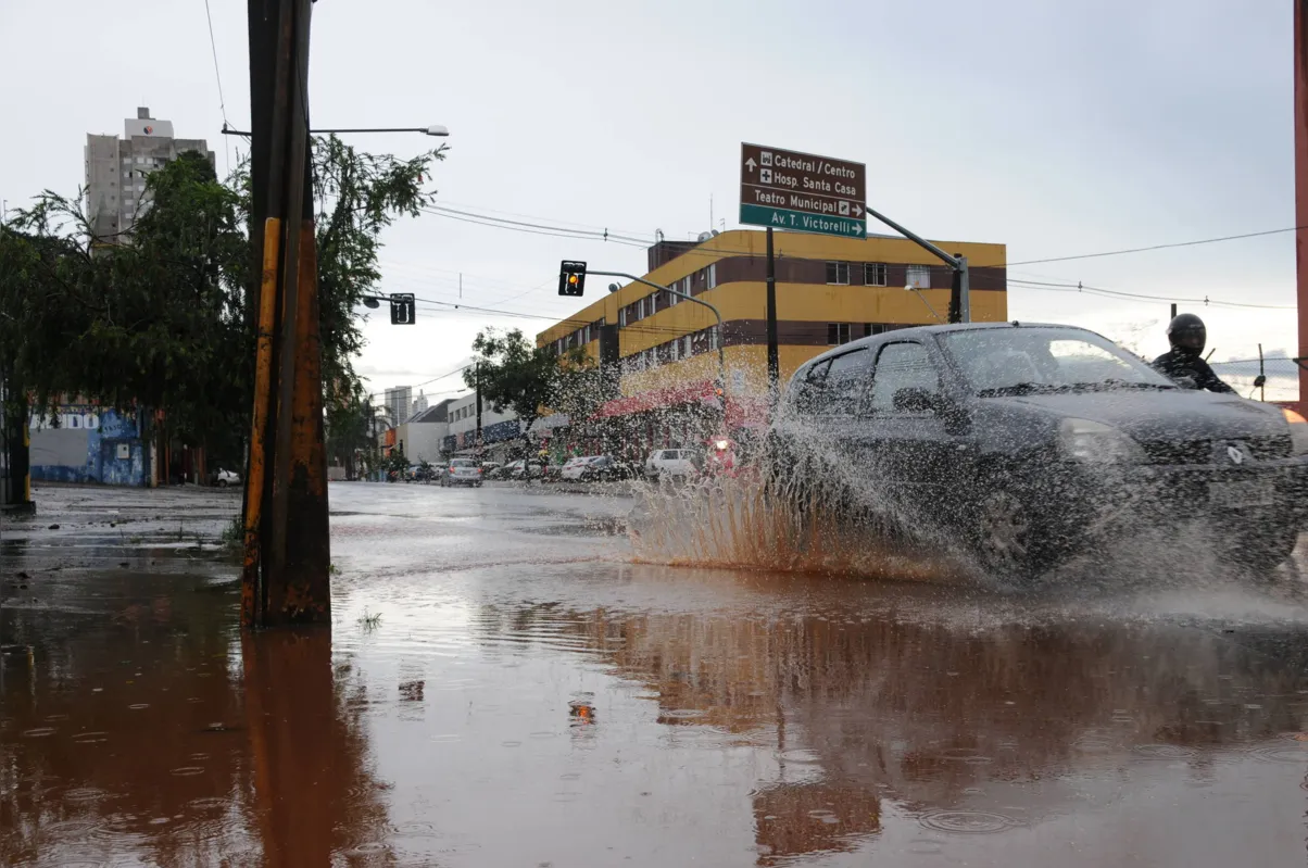 Imagem ilustrativa da imagem Centro é a região com mais pontos de alagamentos em Londrina