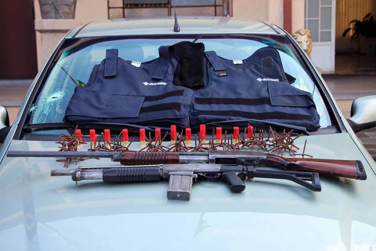 Foram apreendidos quatro carros, cinco armas, munições, dois coletes balísticos e miguelitos