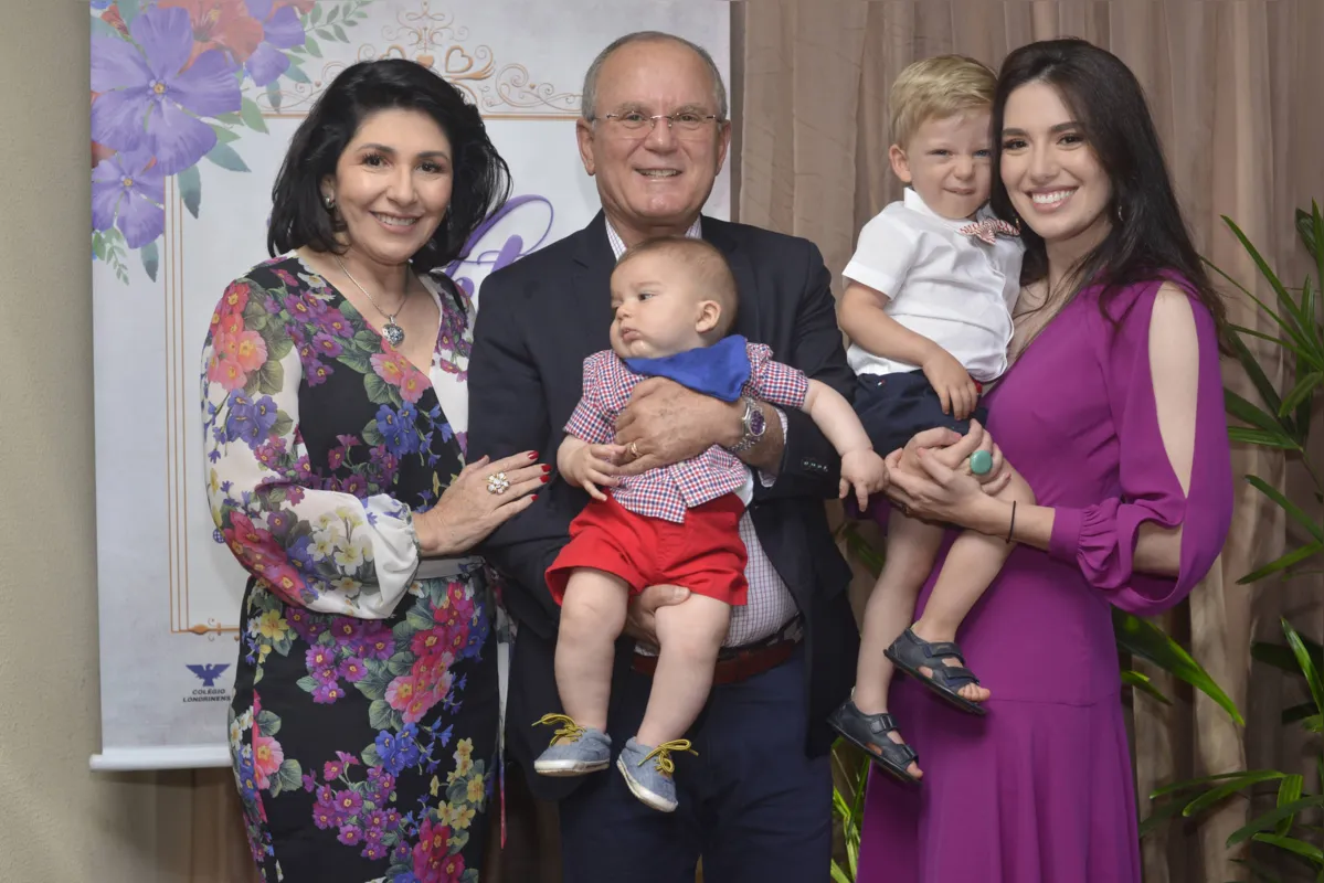   Marinez e Eleazar Ferreira com a filha Nábila e os netos Aron e Estevão