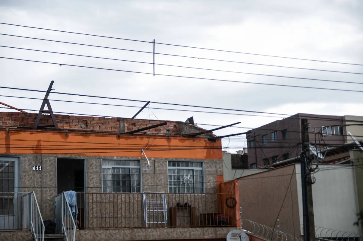 Duas casas ficaram destelhadas com força dos ventos no jardim Ideal