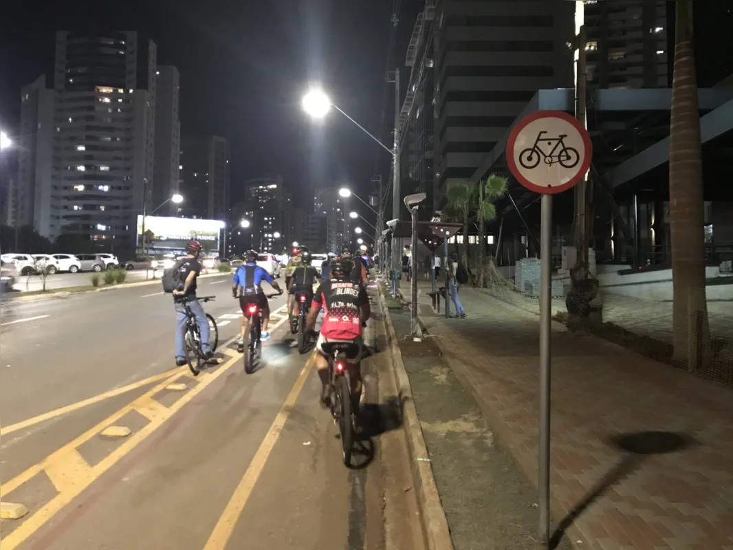 Em dois grupos, ciclistas pedalaram pelo trecho que conta com ciclofaixa na Ayrton Senna
