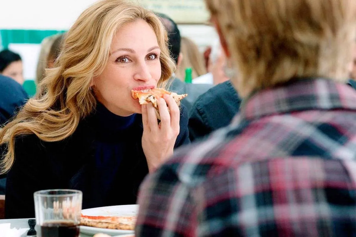 "Comer, Rezar, Amar" mostra a culinária como elemento importante  nas viagens, associando a Itália com a pizza margheritta