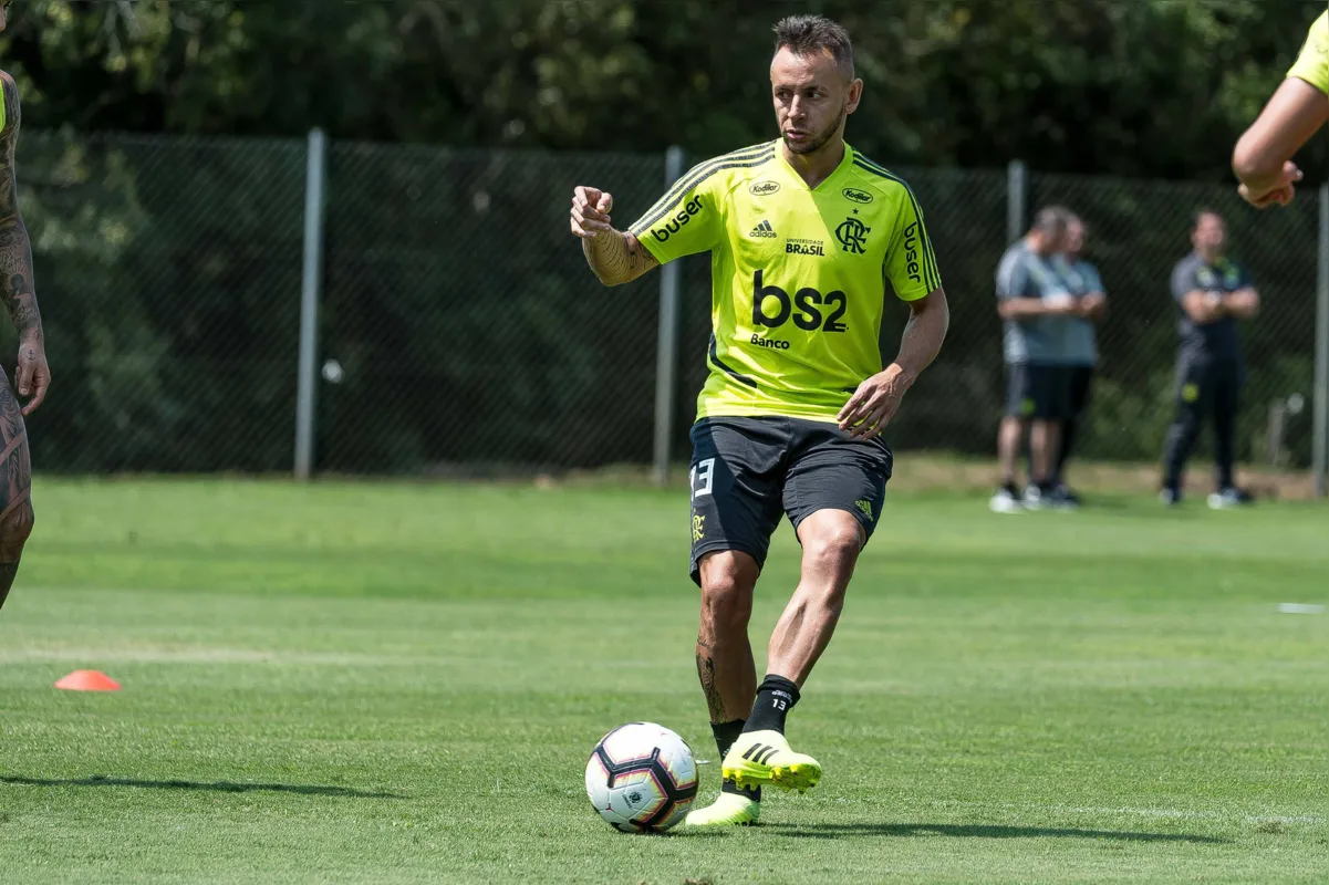 O londrinense Rafinha é um dos destaques do Flamengo no confronto contra a Chapecoense, no domingo