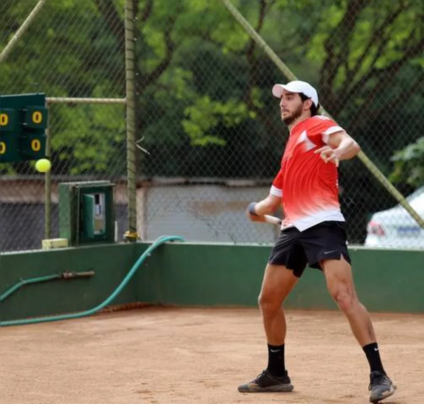 Felipe Garla integrou a equipe de Londrina na conquista do título do tênis masculino