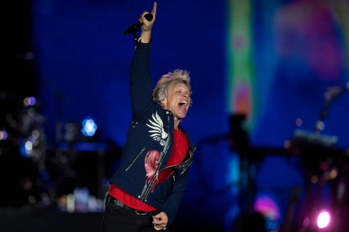 Aos 57 anos, Jon Bon Jovi segurou o show no carisma, apresentando muitos hits
