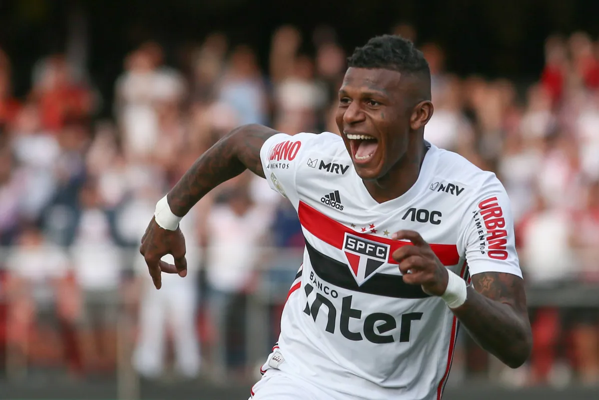 Arboleda, de cabeça, salvou o Tricolor de novo vexame no Morumbi