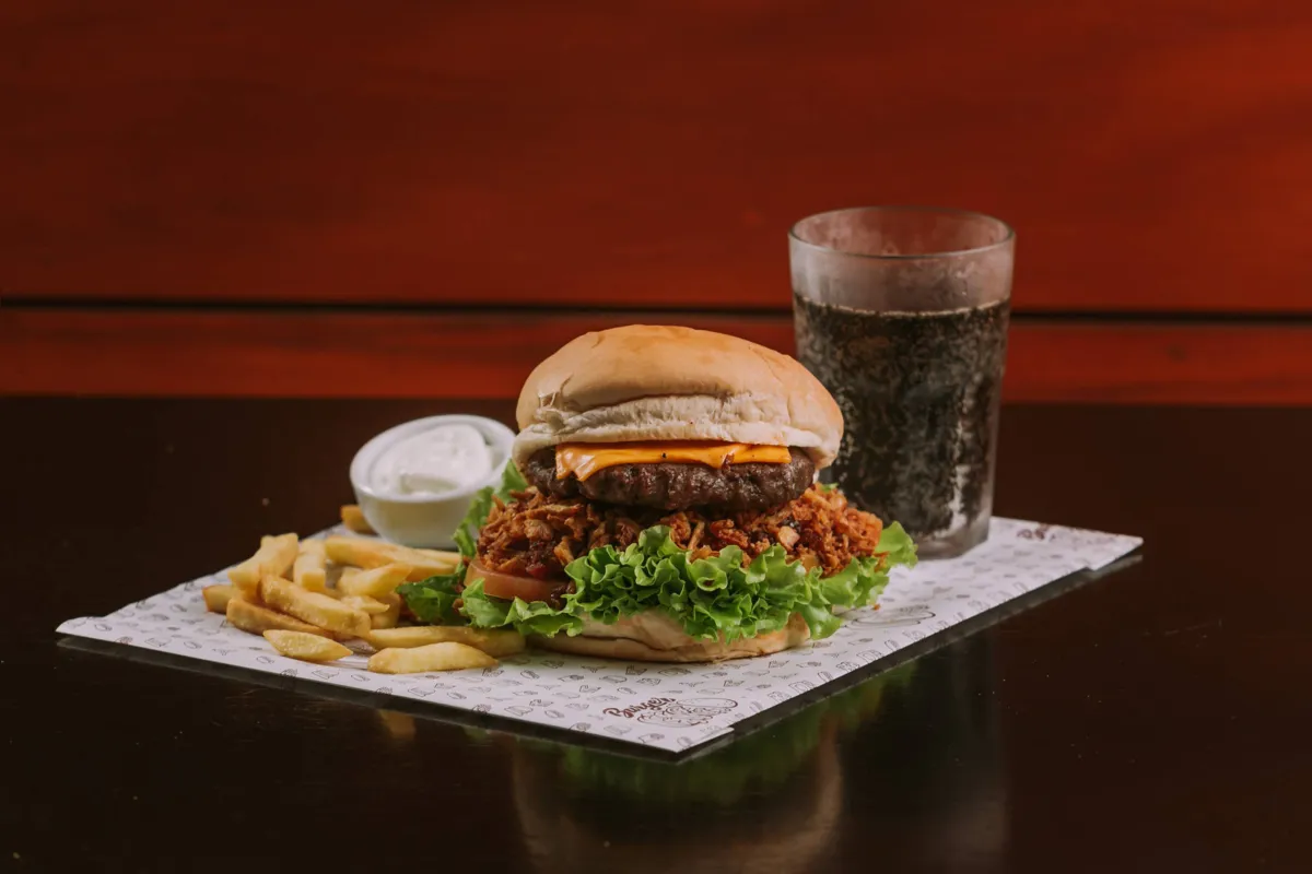 Combo Sr. Burger: hambúguer de 150 gr e muito recheio servido com fritas e refrigerante