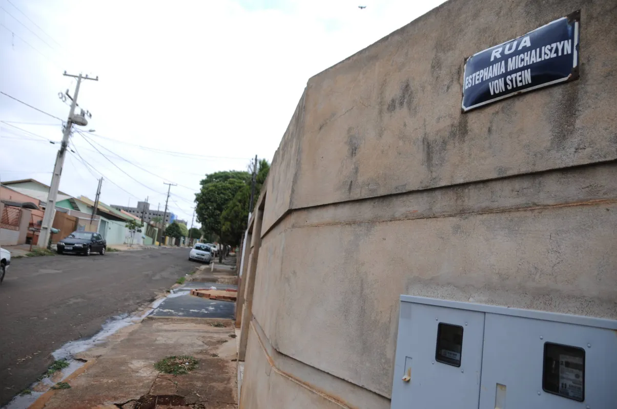 Rua Estephania Michaliszyn Von Stein, no jardim Maria do Carmo: morador carrega na carteira papel com o nome da via