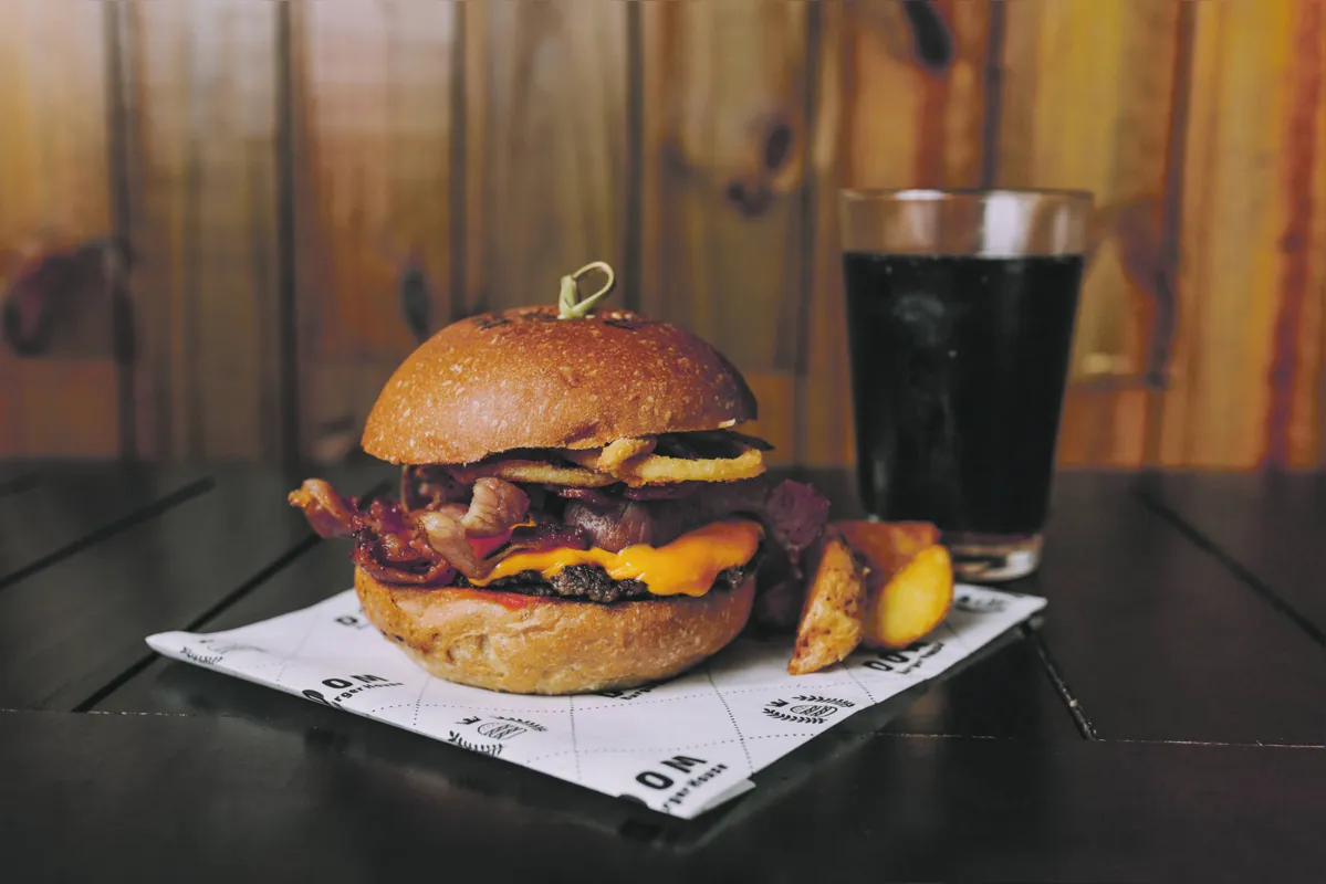 Dom Joseh: criação da Dom Burguer House leva molho rústico de tomate e cebola crispe