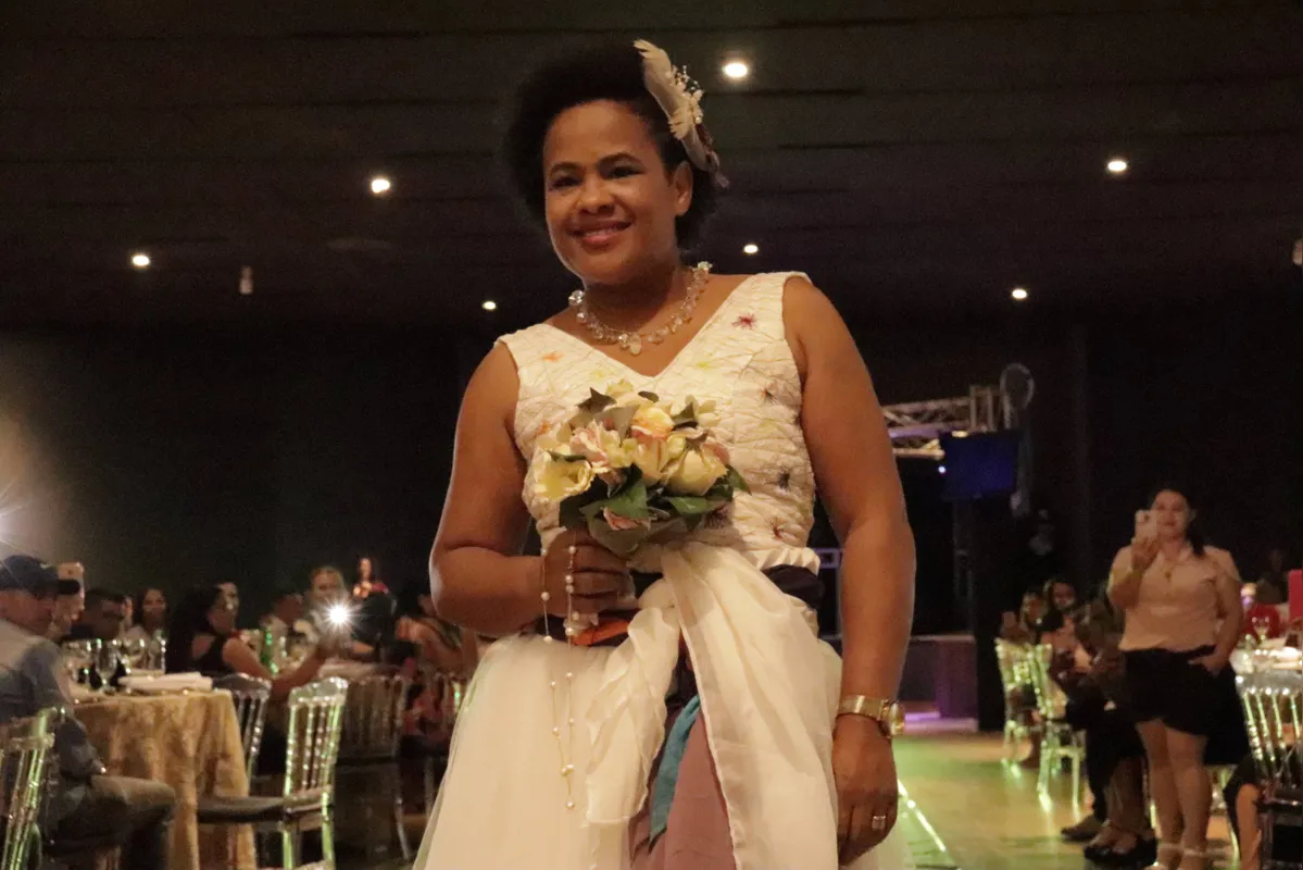 A diretora da cooperativa,  Verônica de Souza,  com o look de noiva:   “Esse desfile é uma concretização de um sonho de 10 anos nosso"