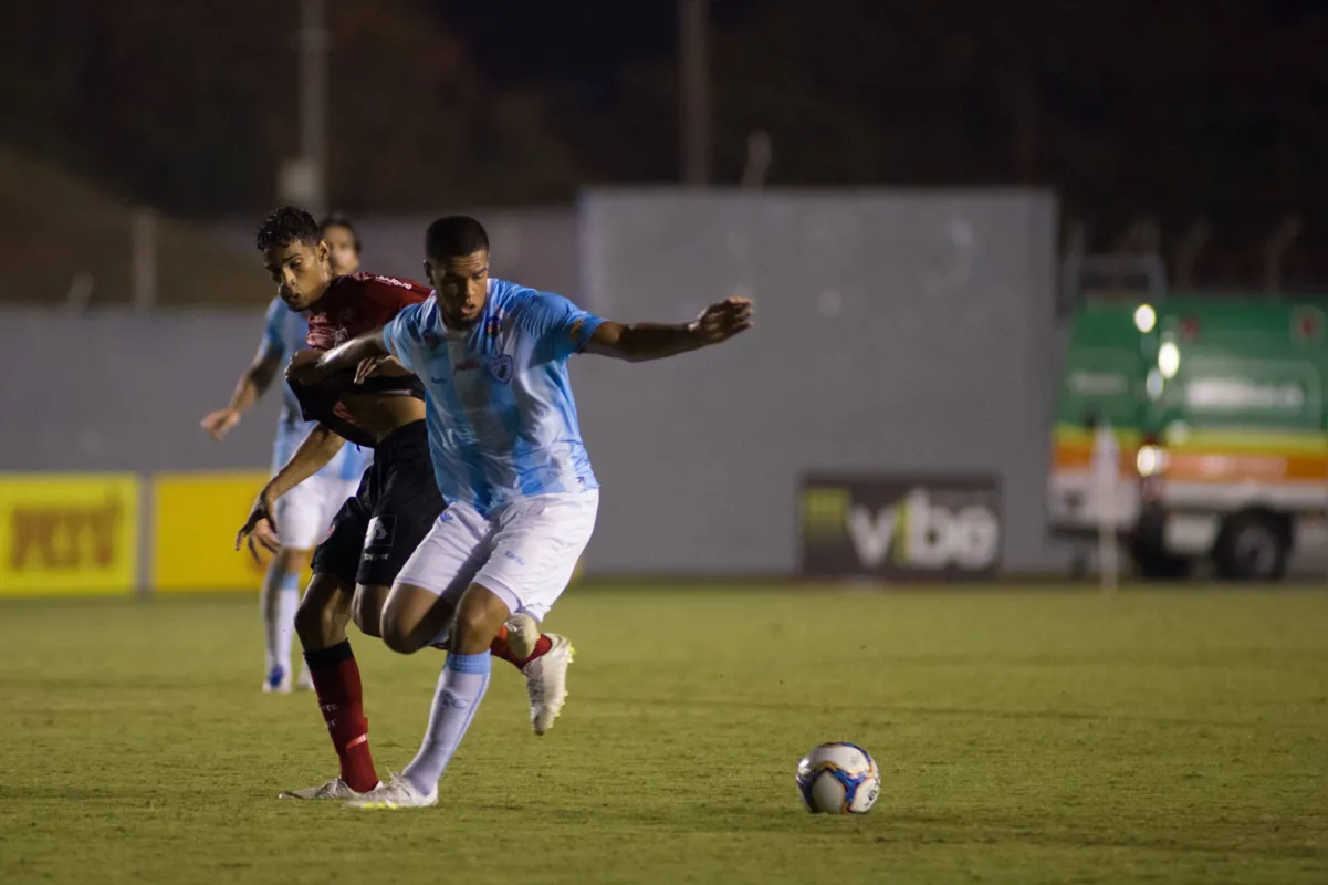 Imagem ilustrativa da imagem Deputado quer proibir que jogos de futebol comecem depois das 20h30 no PR