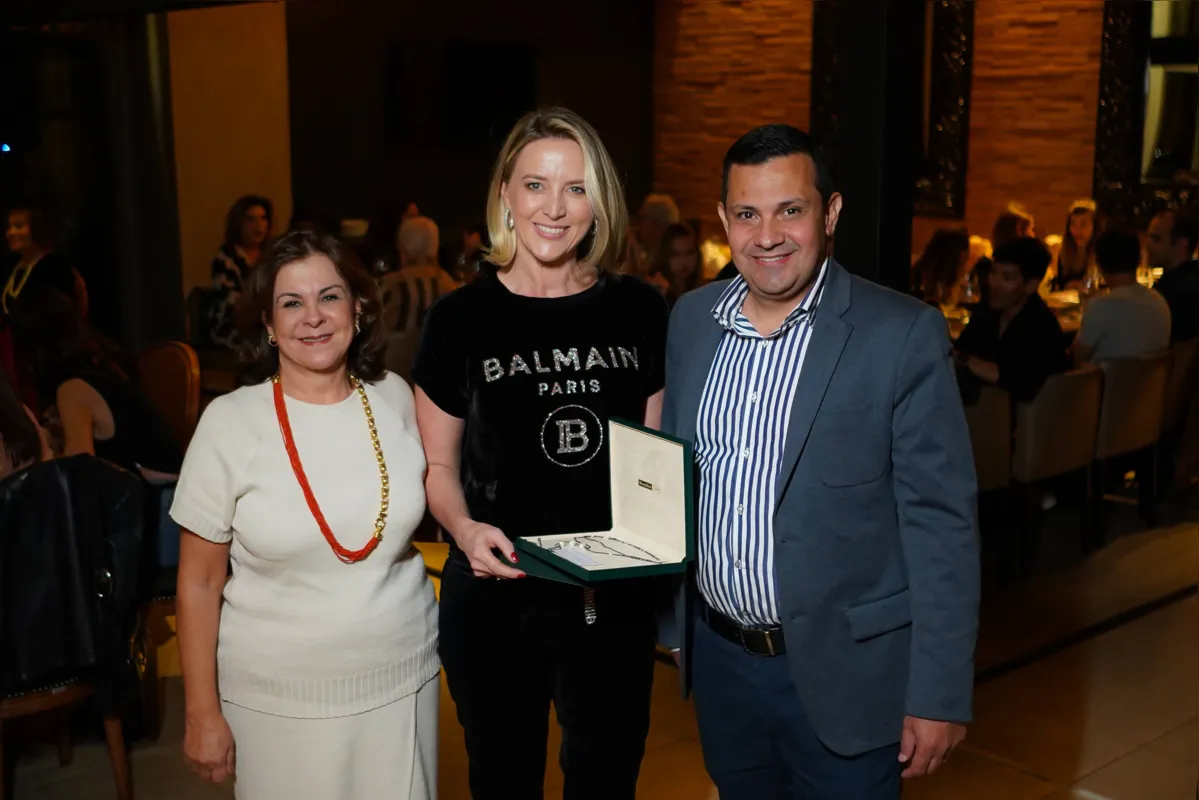 Michelle Padovani de Rezende entre Ana Maria Jabur e Carlos Alberto da Silva, da Monalisa Joias