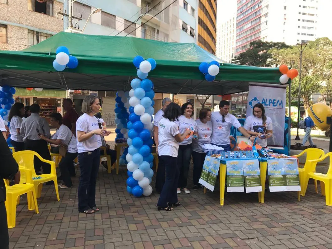 Voluntários da Alpem distribuem panfletos e conversam com a população