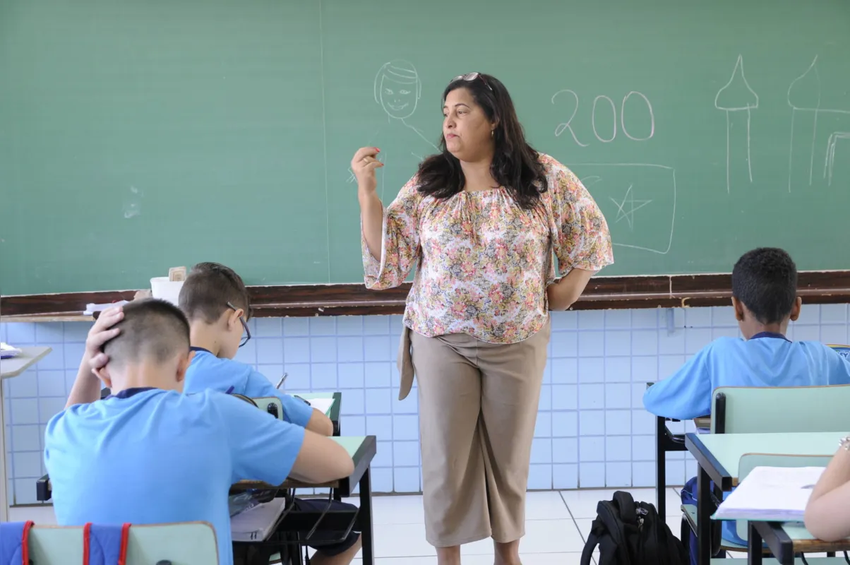 A exemplo de Leonice Augusta Souza Mattos, muitos professores enfrentam em média 20 horas de trabalho na semana, sendo 13 usando a voz