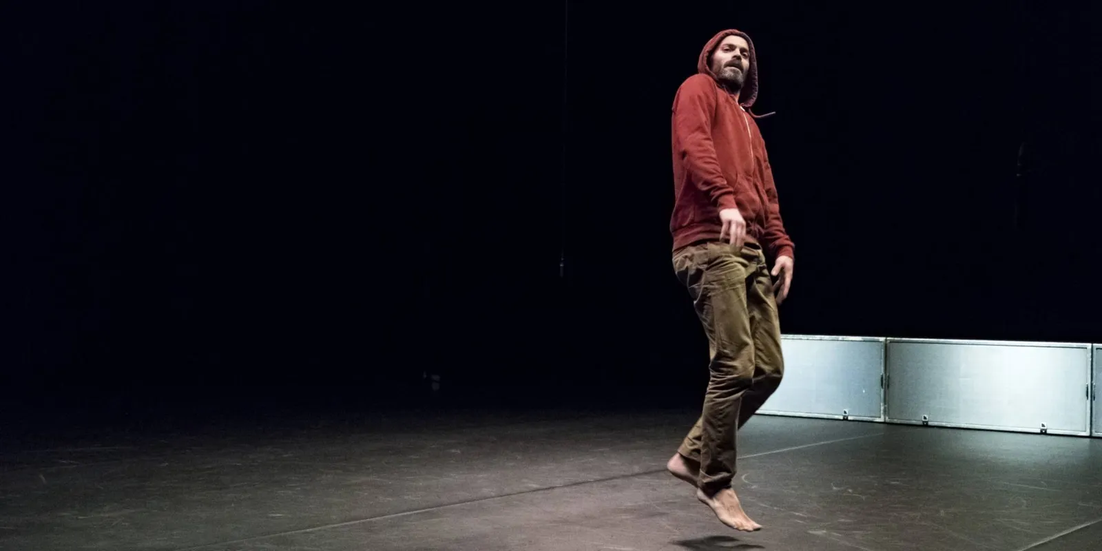 Cie Filipe Lourenço: multiartista francês executa danças ancestrais sem reduzi-las à sua dimensão folclórica