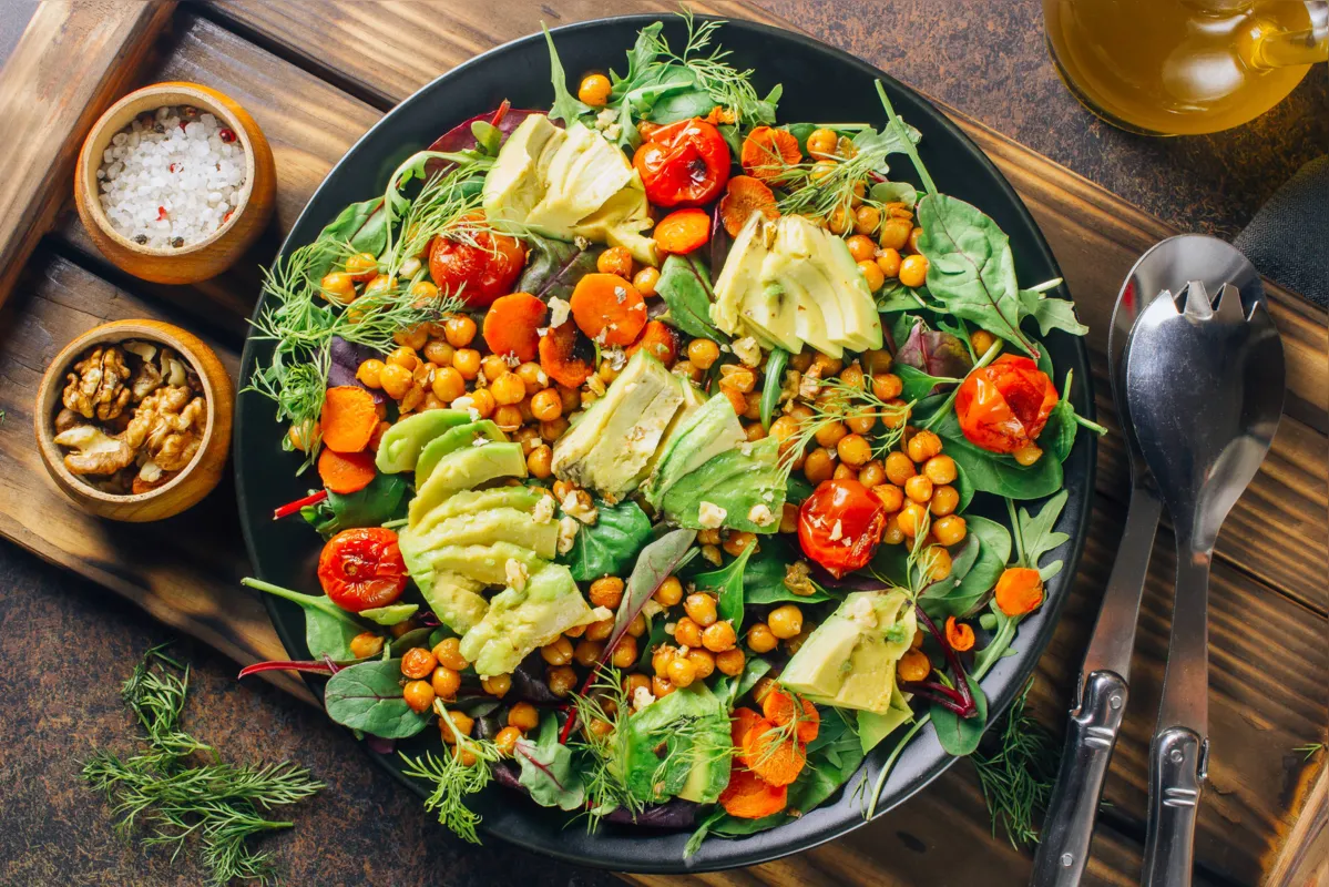 Ingredientes como grão de bico tornam as saladas mais nutritivas