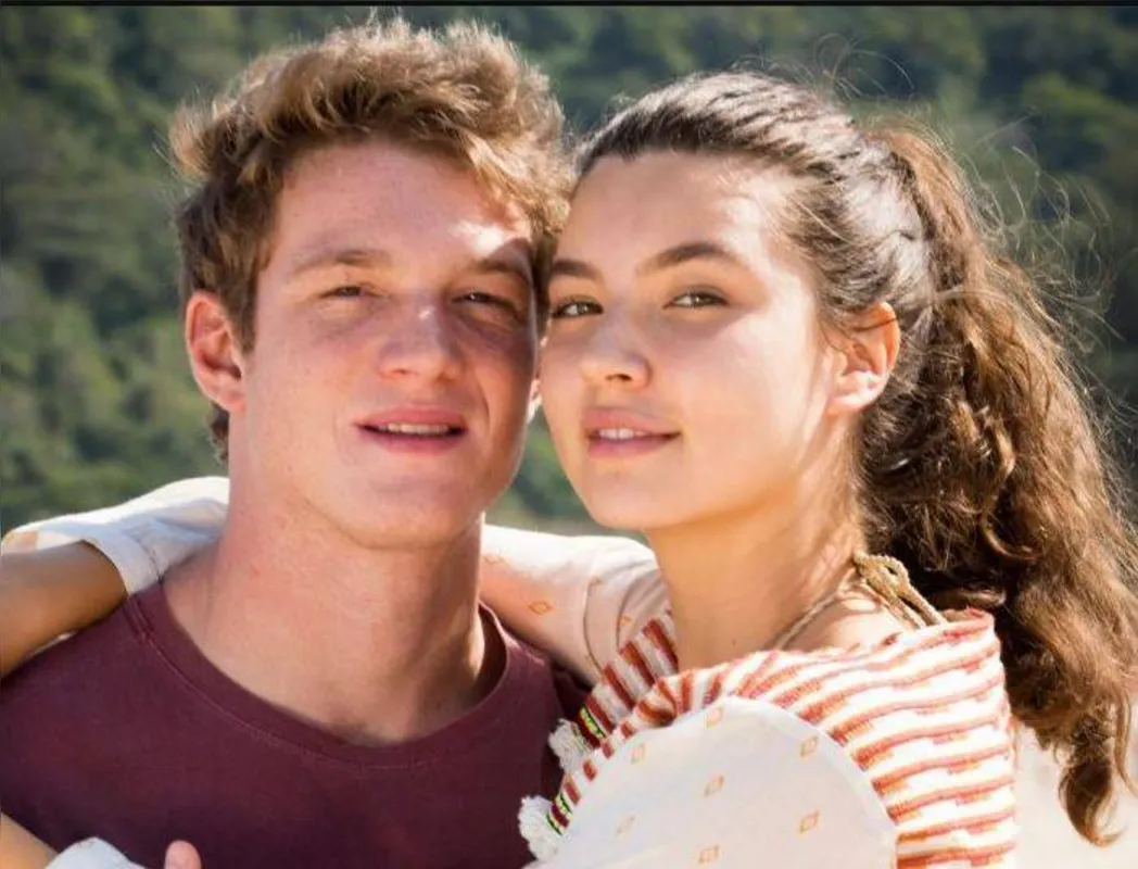 Filipe e Rita assumem o namoro para Carla