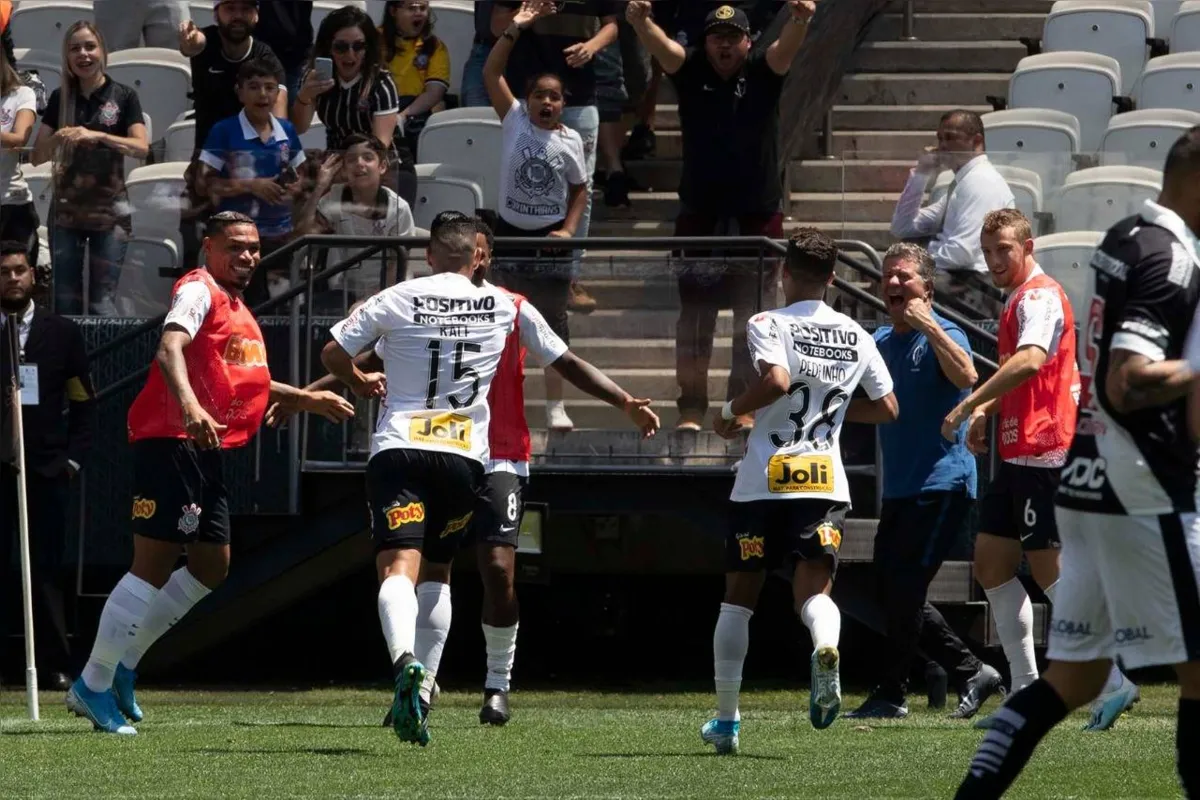 Imagem ilustrativa da imagem Em jogo com três gols anulados, Corinthians bate o Vasco em casa e entra no G4