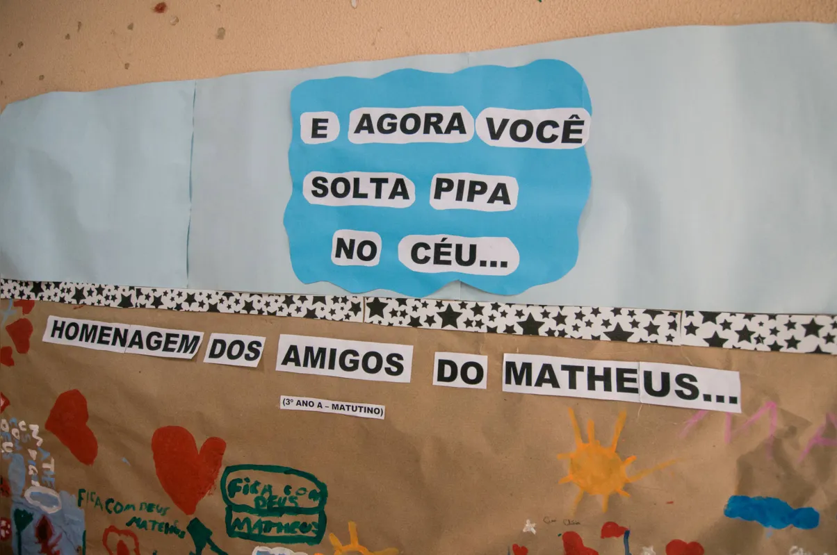 Crianças produziram um cartaz em homenagem ao amigo; processo é uma maneira de abordar a morte de forma mais leve, com expressão através de pinturas e música