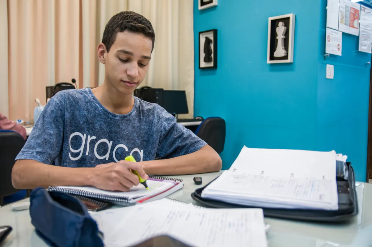 Daniel Ruiz estuda na biblioteca da região central: "Praticamente moro aqui"