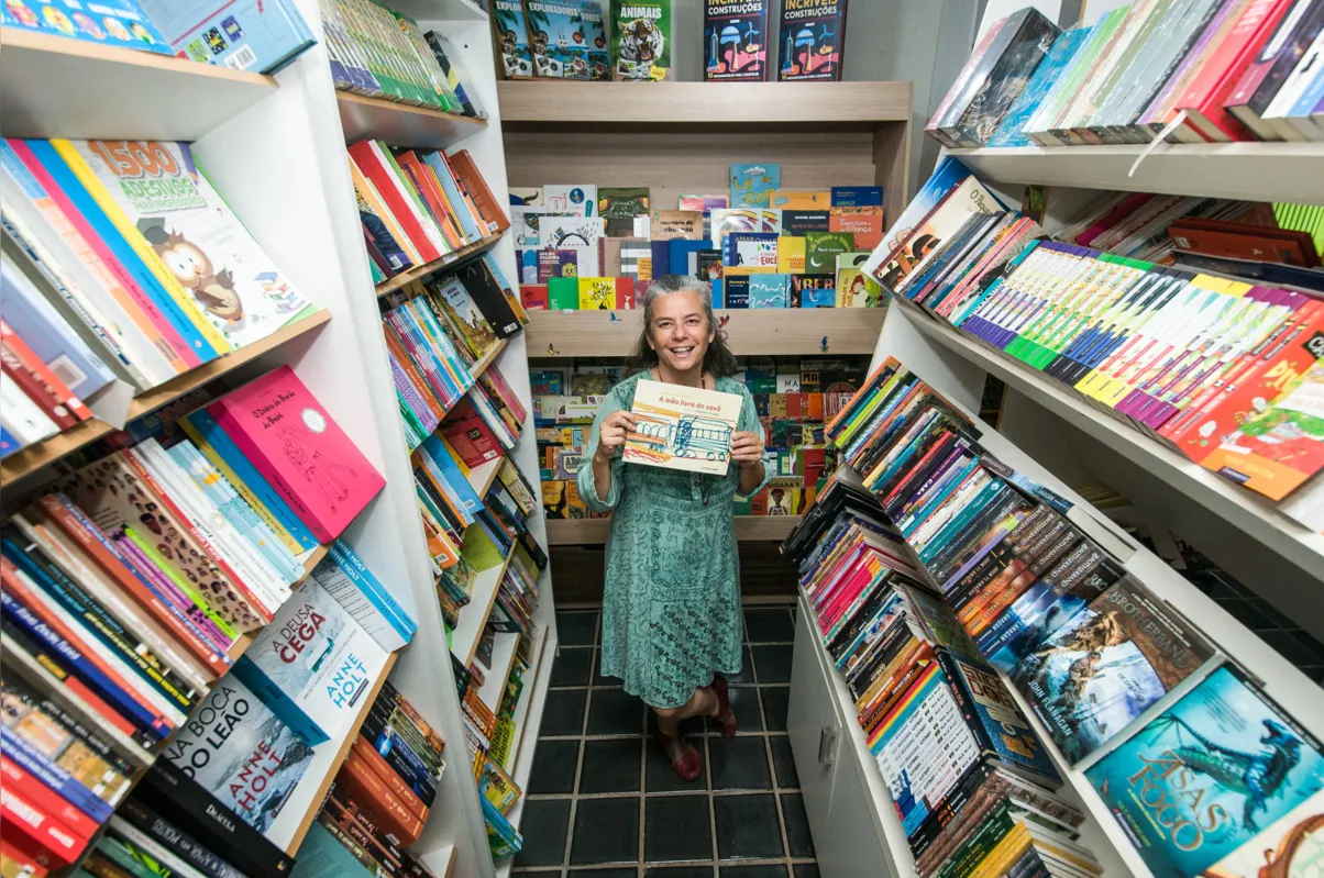 A comerciante Denise Gentil diz que muitos consumidores estão trocando os presentes por livros educativos, que são mais acessíveis