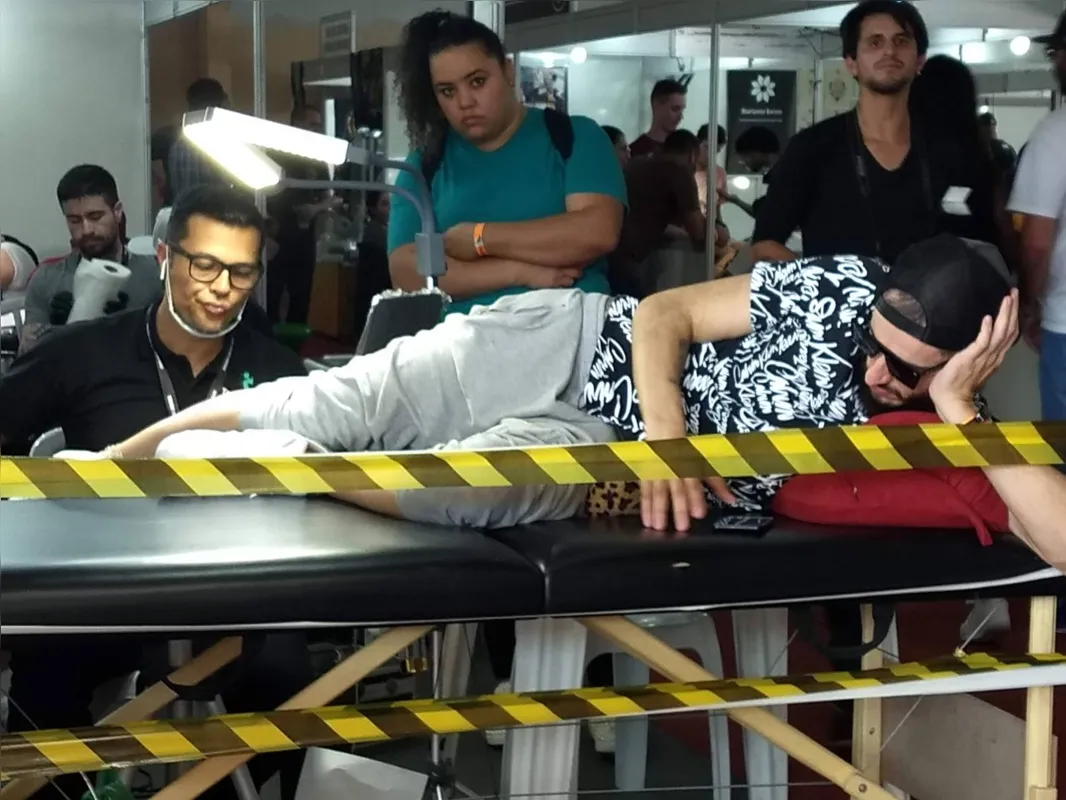 Lucas Nériton topou ser tatuado com uma imagem que demanda dez horas de trabalho.