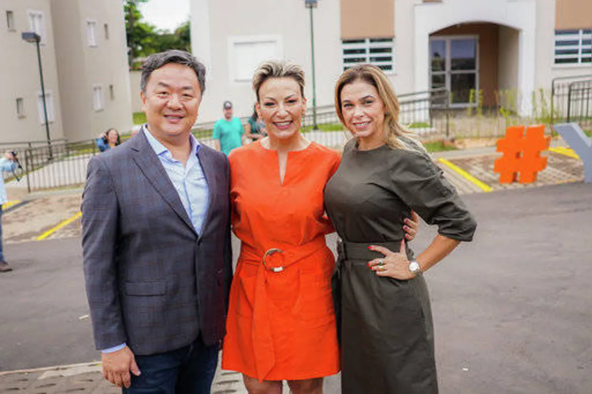 O empreendedor Leonardo Yoshii e sua esposa, Anita, com Cloara Pinheiro, apresentadora de TV do Ratinho Pai   